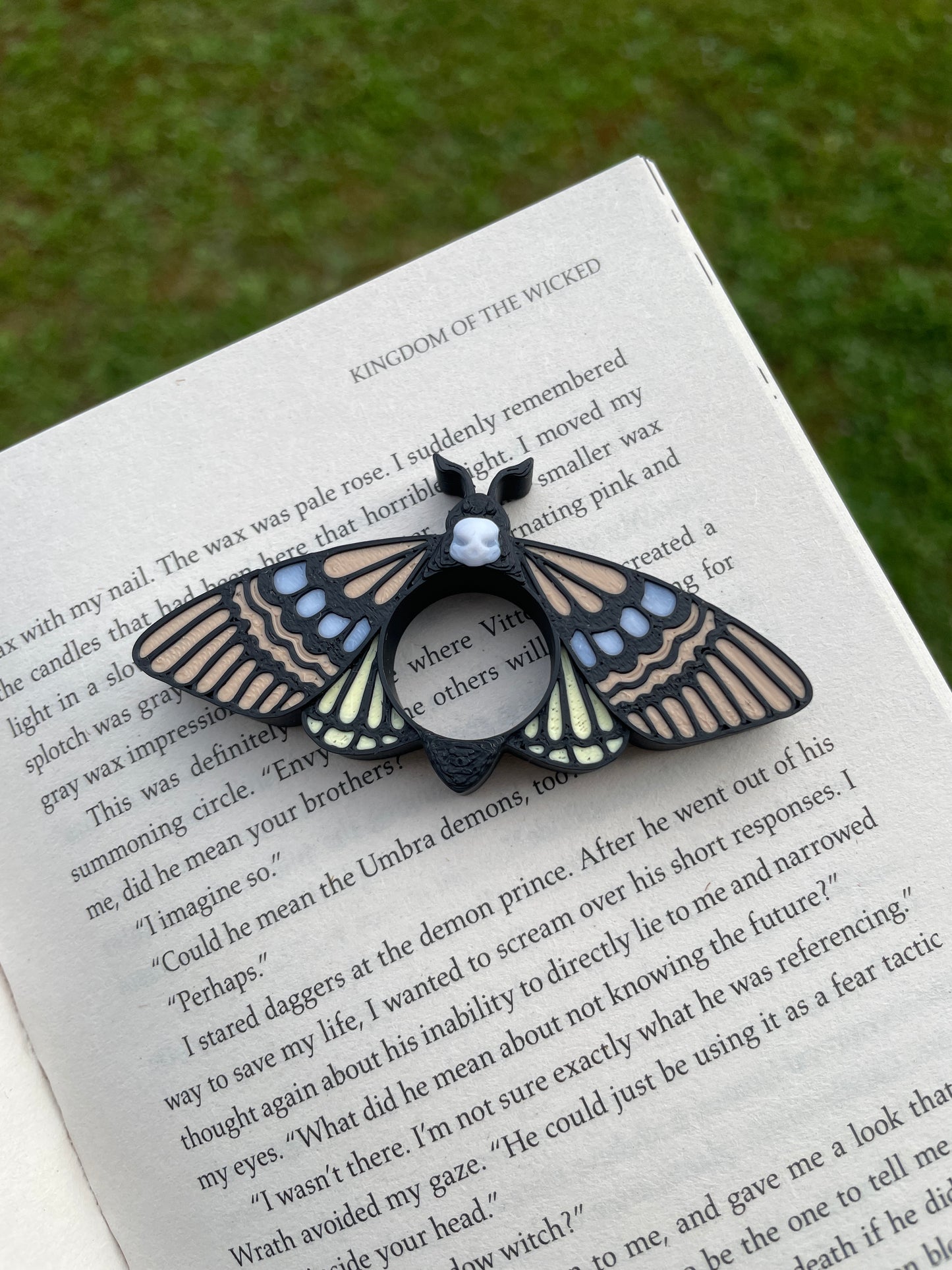 Raven Thumb Page Holders