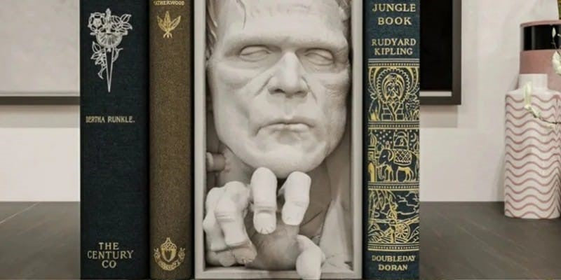 horror booknook2 - Copy.jpg